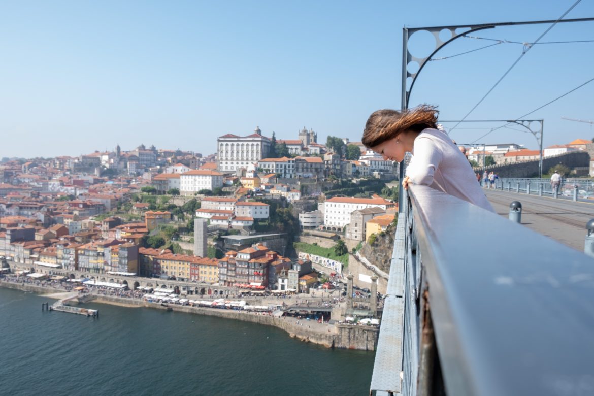 Как купить квартиру в кредит в Португалии 2020 Вид на Порту с моста Ponte Luis I