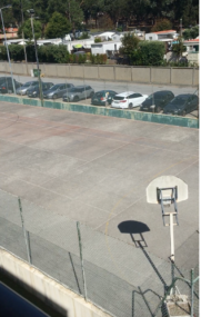 Спортплощадка кондоминиума в запущенном состоянии